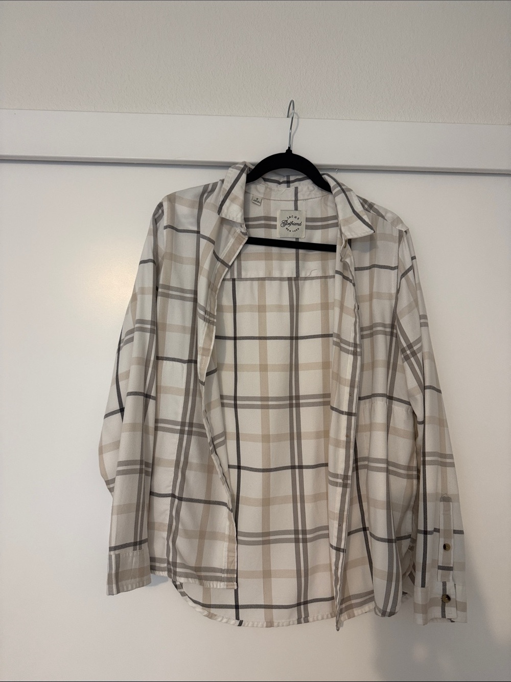 JACHS Girlfriend Women's Plaid Button-Down Shirt in Cream and Tan